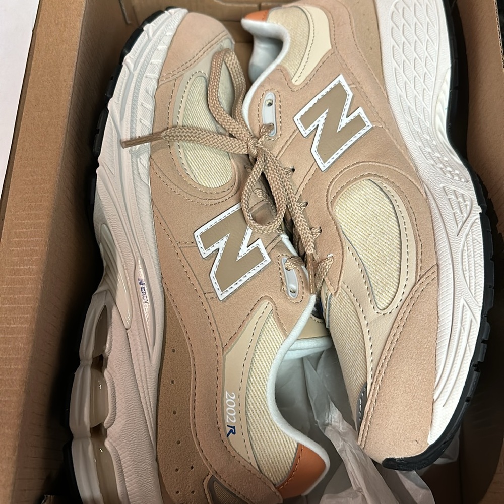 Please read- Never worn grade size new balance sz 7 = women 8.5/9